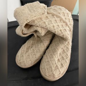 UGG chunky knit boots, color cream, size 8